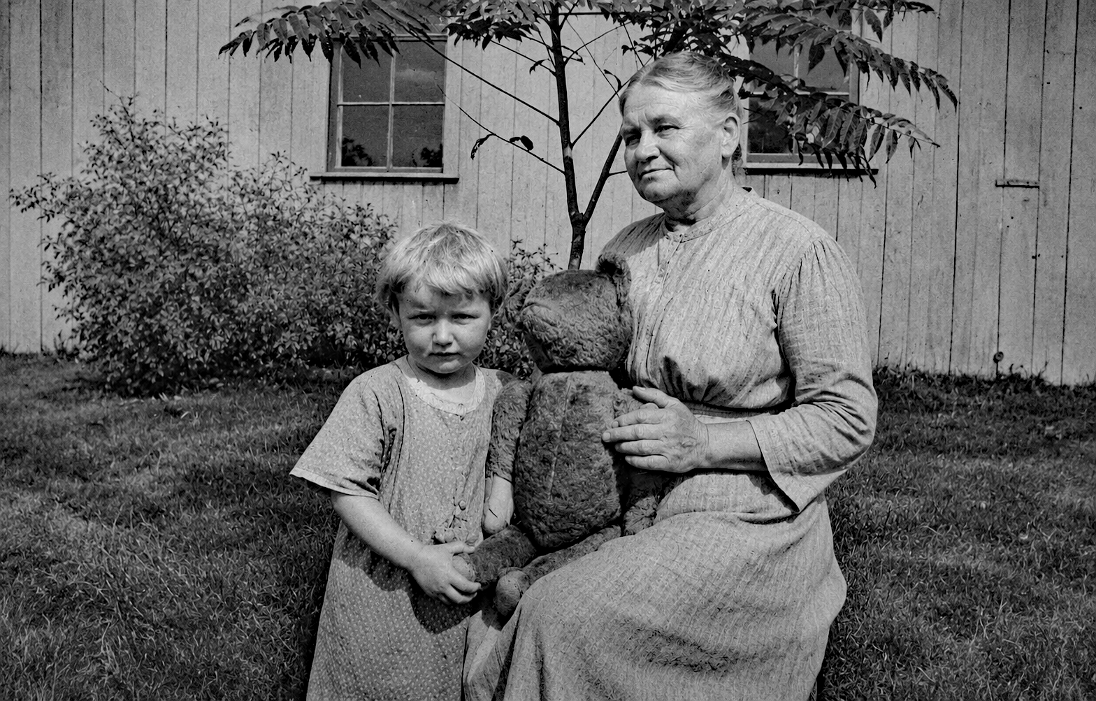 Hermine Caroline Gohr Dumbrowsky and granddaughter Eleanor Johnson, Chicago 1913