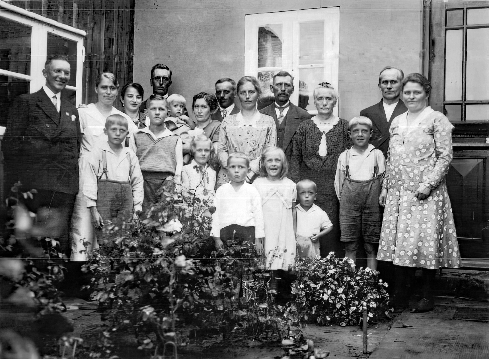 Matthias and Esther Petersen of Dithmarschen with children and grandchildren.