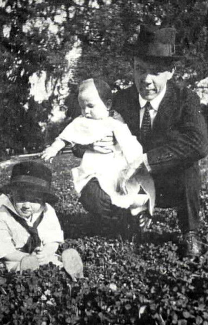 Norwood Jatho and children 1922
