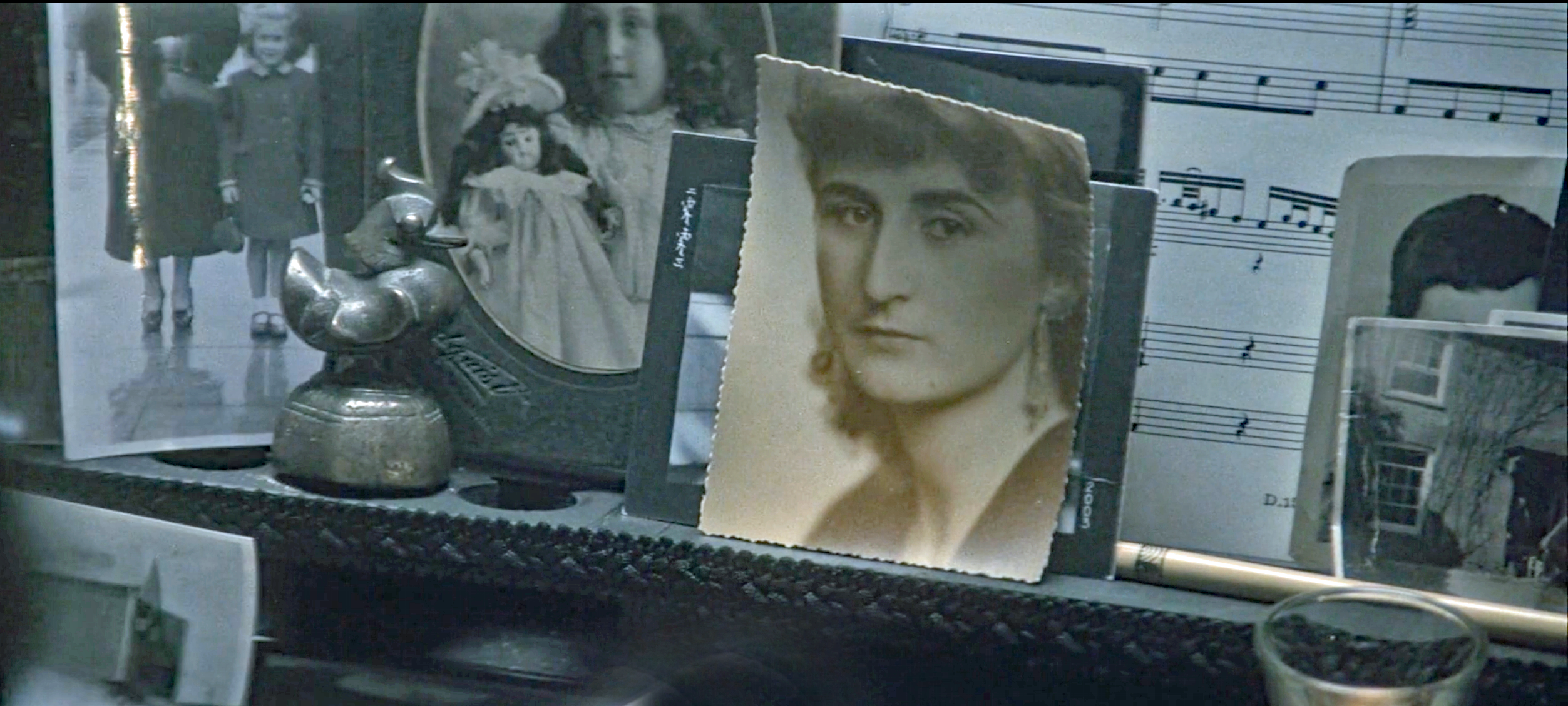 Photos on a piano, Blade Runner screenshot