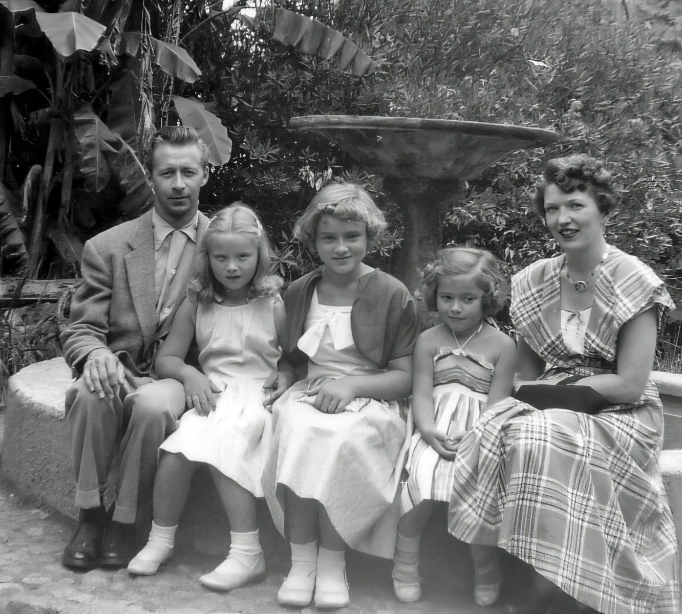 Tom  & Lorraine MacLaughlan with nieces Nessie, Barbara, and Jean Miller.